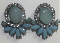 Brinco em resina azul com strass transparente